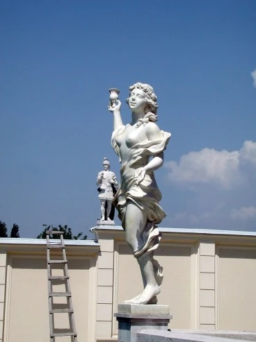 Скульптура Девушка с вином. Портфолио скульптора Сардаряна Самвела Сергеевича