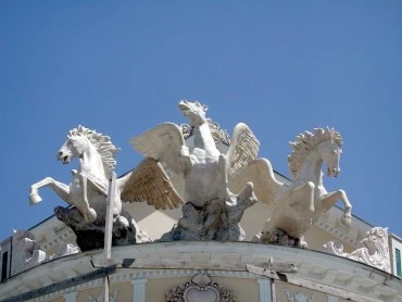 скульптурный ансамбль  Кони на крыше. Портфолио скульптора Сардаряна Самвела Сергеевича