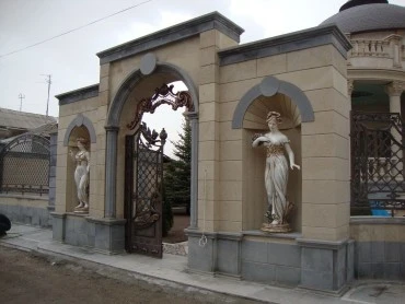 Фасадный декор. Скульптуры девушек. Портфолио скульптора Сардаряна Самвела Сергеевича