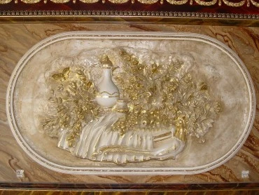 Барельеф. Кувшин с фруктами. Портфолио скульптора Сардаряна Самвела Сергеевича