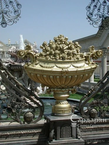 Лепнина. Бронзовая ваза с розами. Портфолио скульптора Сардаряна Самвела Сергеевича