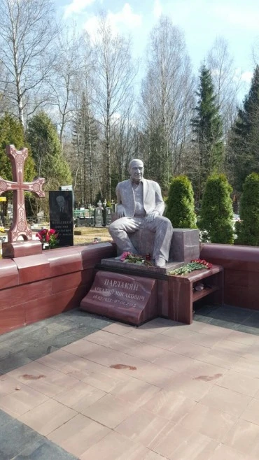 Надгробный памятник Парлакяну