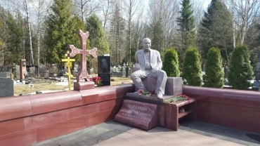 Надгробный памятник Парлакяну