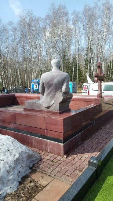 Надгробный памятник Парлакяну