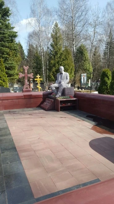 Надгробный памятник Парлакяну