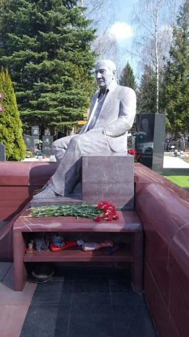 Надгробный памятник Парлакяну