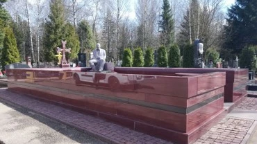 Надгробный памятник Парлакяну