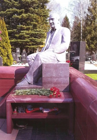 Надгробный памятник Парлакяну